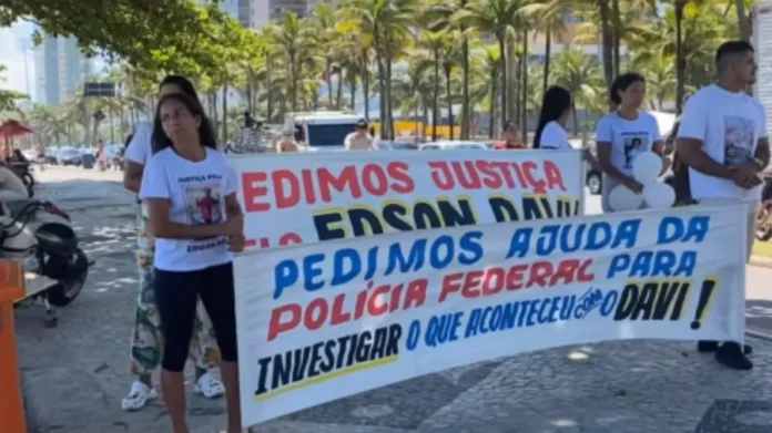 Familiares de Edson Davi realizam protesto um ano após seu desaparecimento no RJ