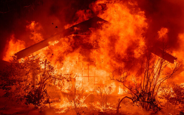 Incêndio em Los Angeles avança com ventos fortes e gera novas evacuações
