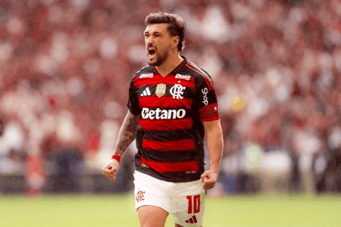Flamengo triunfa sobre Palmeiras no Maracanã e empata na liderança do Brasileirão