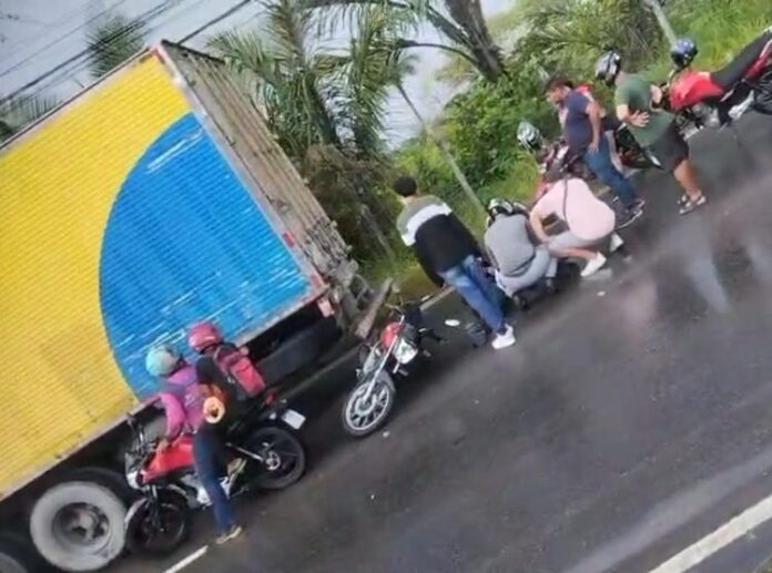 Notícias do Amazonas – Motociclista se acidenta ao colidir com caminhão em Manaus