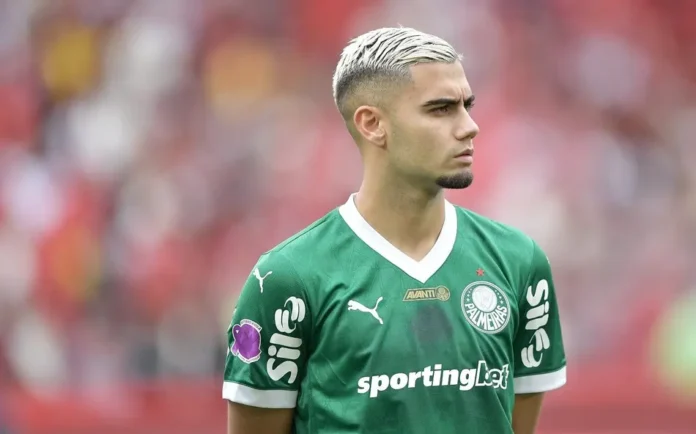 Andreas Pereira é hostilizado no Maracanã e falha em cobrança de falta
