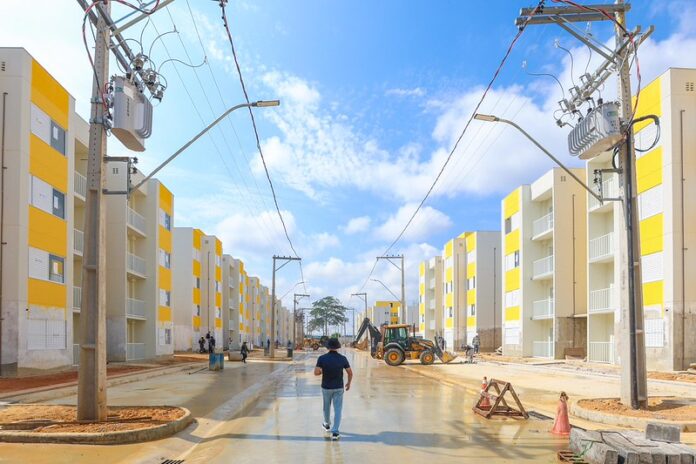 Notícias do Amazonas – Prefeito David Almeida supervisiona finalização de apartamentos em Manaus