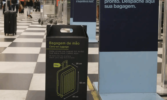 Senado avança com projeto que garante bagagem de mão gratuita em voos