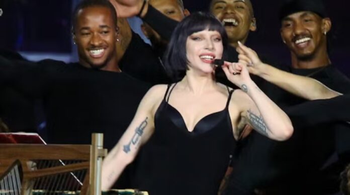 Show de Lady Gaga em Copacabana: céu claro, frio noturno e grande público