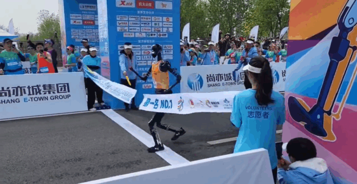 Robôs humanoides fazem história ao correrem em meia maratona com humanos