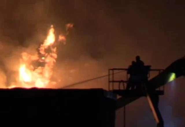 image-12.png Incêndio de grandes proporções consome empresa de reciclagem em Guarulhos há 24h