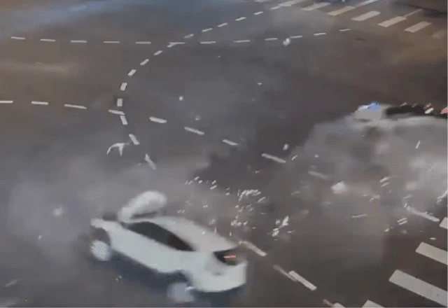 acidente-tesla.webp Tesla em alta velocidade colide com três veículos e motorista perde a vida