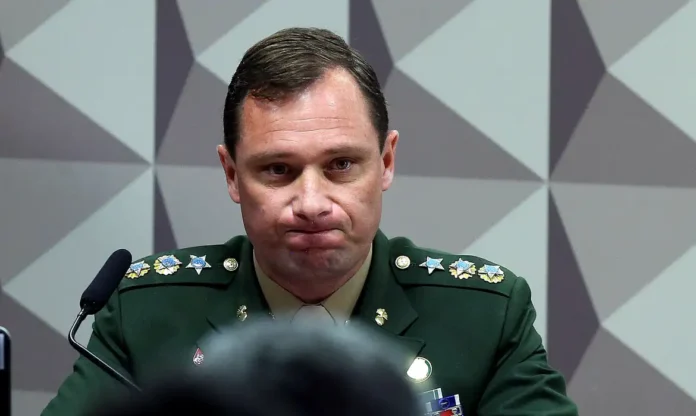 25_retro_2023_tenente-coronel_mauro_cid_depoe_na_cpi_dos_atos_golpistas.webp Notícias do Amazonas – Mauro Cid retorna à PF para novo depoimento na terça-feira (19)