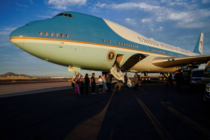 17317120306737d41e9a4d7_1731712030_3x2_md.jpg Notícias do Amazonas – Entusiastas de aviação se reúnem em Manaus para ver Air Force One