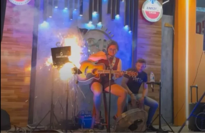 Video-notebook-de-cantora-explode-durante-show-no-0129536700202411130808-9.webp Notícias do Amazonas – Notebook de cantora causa pânico ao explodir no palco