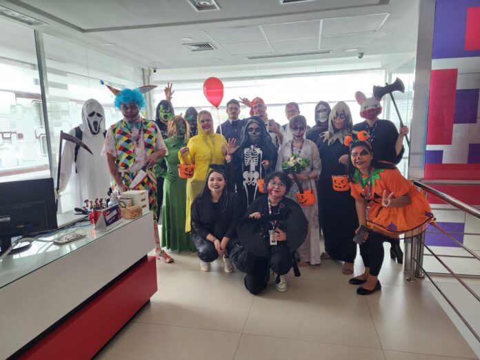 Notícias do Amazonas – Info Store celebra Halloween com distribuição de doces em Manaus