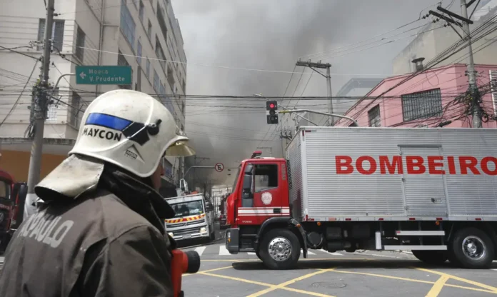 incendio-sp.webp Bombeiros controlam incêndio em shopping no Brás, São Paulo, nesta quarta-feira