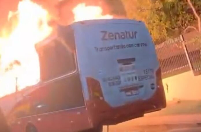 incendio-2.jpg Notícias do Amazonas – Micro-ônibus em chamas na Avenida Rodrigo Otávio em Manaus