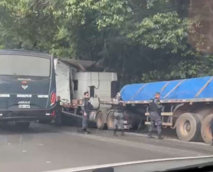Notícias do Amazonas – Colisão entre carreta e caminhão deixa feridos em Manaus