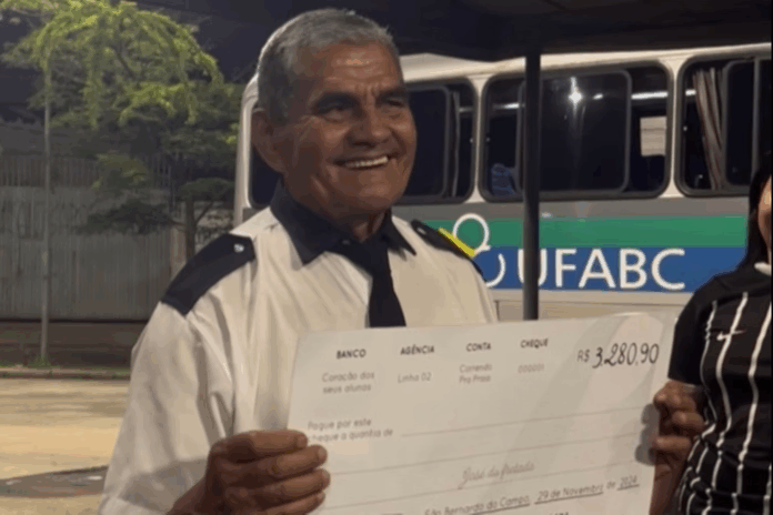 motorista-aposentadoria.png Alunos da UFABC homenageiam motorista José com presente especial na aposentadoria