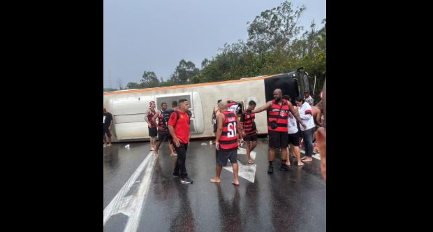 acidente-3.jpg Notícias do Amazonas – Ônibus de torcedores do Flamengo capota na Dutra