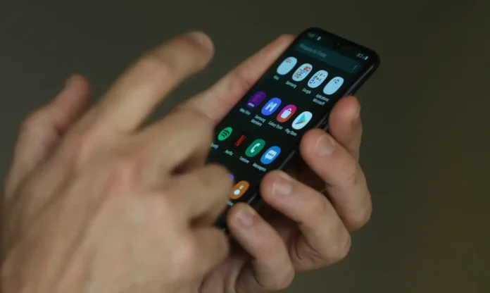 celular-1.webp Notícias do Amazonas – 80% dos adultos apoiam proibição de celulares nas escolas