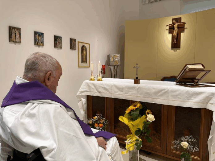 Papa Francisco consegue respirar brevemente sem oxigênio durante internação