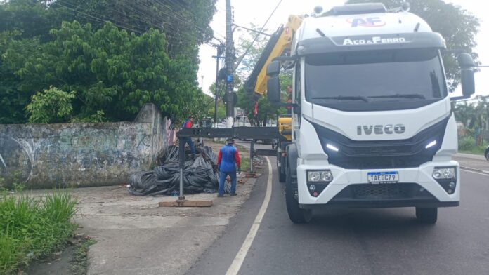Notícias do Amazonas – Trânsito interrompido na Avenida Ephigênio Salles após carga derramada