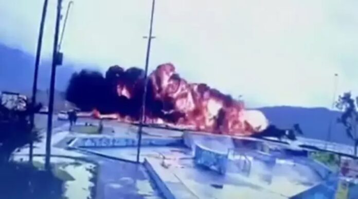 Notícias do Amazonas – Avião pequeno cai e explode na Praia do Cruzeiro em Ubatuba