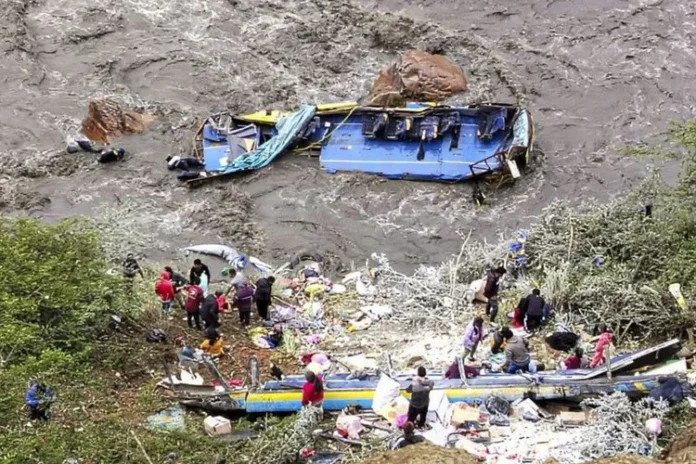 Notícias do Amazonas – Tragédia em ônibus no Peru: seis mortos e 17 desaparecidos