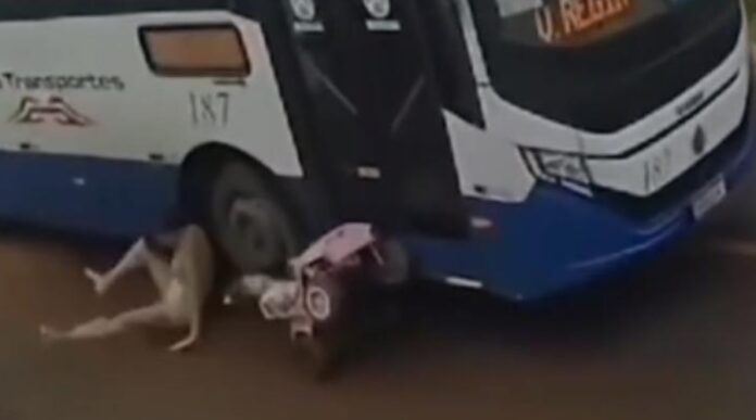 Notícias do Amazonas – Mãe e filha escapam ilesas após serem atingidas por ônibus