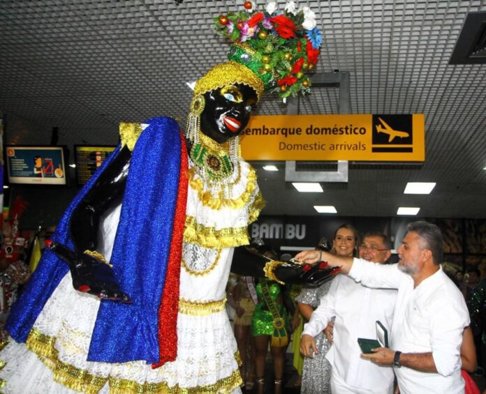 Notícias do Amazonas – Carnaval de Manaus começa com a chegada da boneca Kamélia