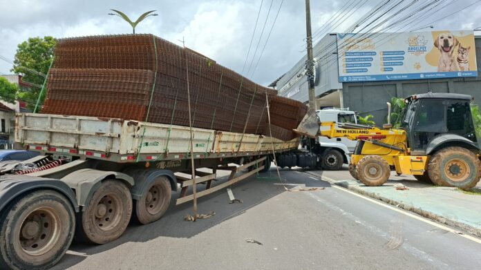 Notícias do Amazonas – Carreta quase vira na Constantino Nery com carga solta