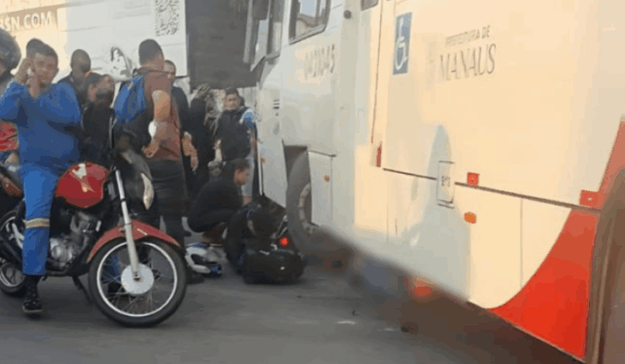 Notícias do Amazonas – Motociclista e passageiro se ferem em colisão com ônibus