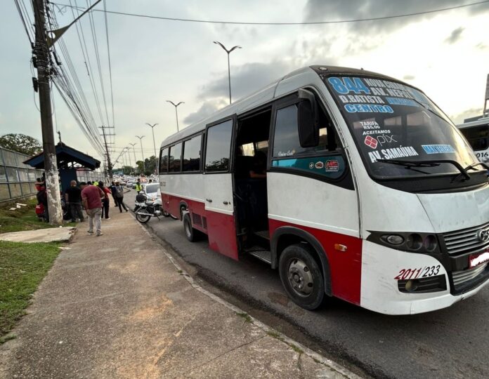 Notícias do Amazonas – Micro-ônibus irregular é apreendido com pneus danificados em Manaus
