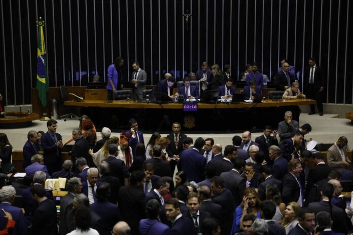 Câmara rejeita Medida Provisória e gera impasse de R$ 35 bilhões no Orçamento de 2026