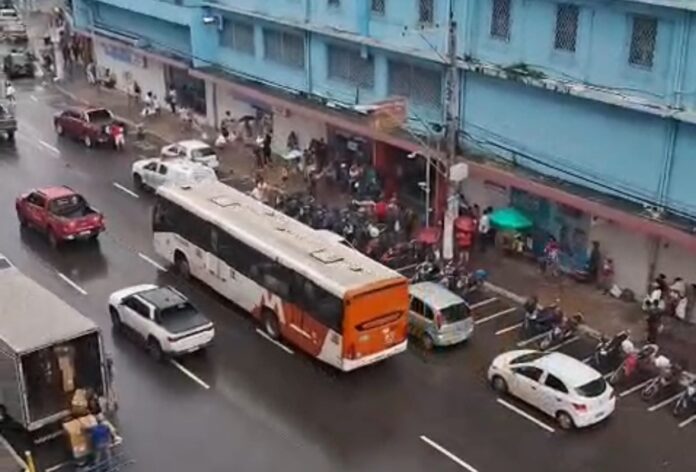 Notícias do Amazonas – Homem é cercado e agredido por grupo no Centro de Manaus