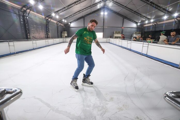 Notícias do Amazonas – Ponta Negra recebe pista de patinação no gelo neste Natal