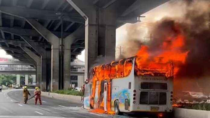 Incêndio em ônibus escolar na Tailândia resulta em mais de 20 vítimas fatais