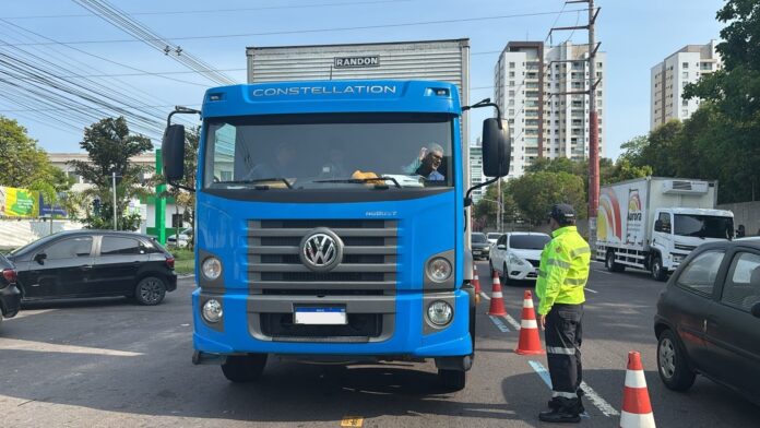 Notícias do Amazonas – IMMU autua 21 caminhões por circulação irregular em Manaus