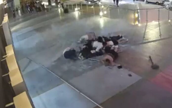 Tragédia em shopping: jovens caem de sacada de vidro e duas vidas são perdidas