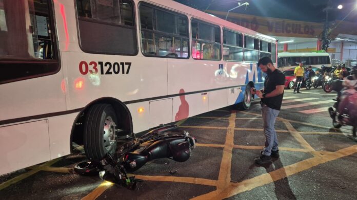 Notícias do Amazonas – Motociclista ferido após colisão com ônibus em Manaus
