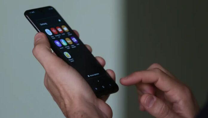 Estudo revela que proibição de celulares melhora atenção nas aulas