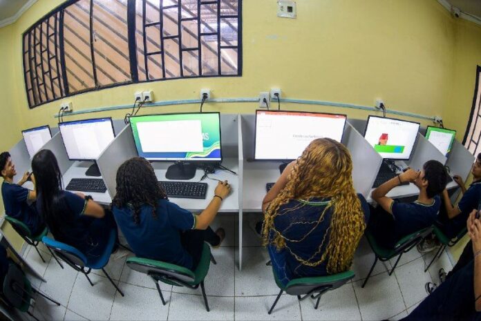 Notícias do Amazonas – João Luiz destina emenda e escola ganha laboratório de informática