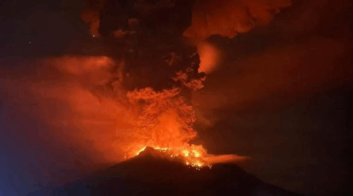 Erupção do vulcão Lewotobi Laki-laki na Indonésia resulta em 10 mortes