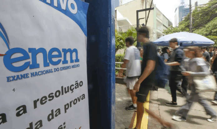 Notícias do Amazonas – Candidatos enfrentam correria antes do fechamento do Enem