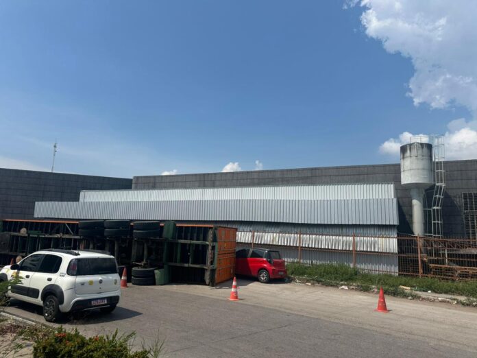 Notícias do Amazonas – Carreta capota na rotatória da Bola da Gilette em Manaus