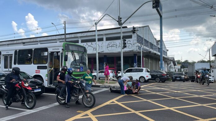 Notícias do Amazonas – Motorista é atropelado por ônibus após engavetamento em Manaus