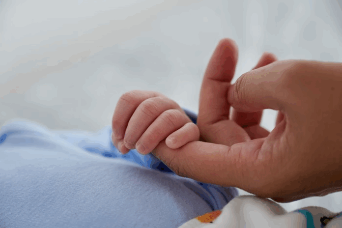 Mãe em dificuldades financeiras vende filha e é acusada de tráfico infantil