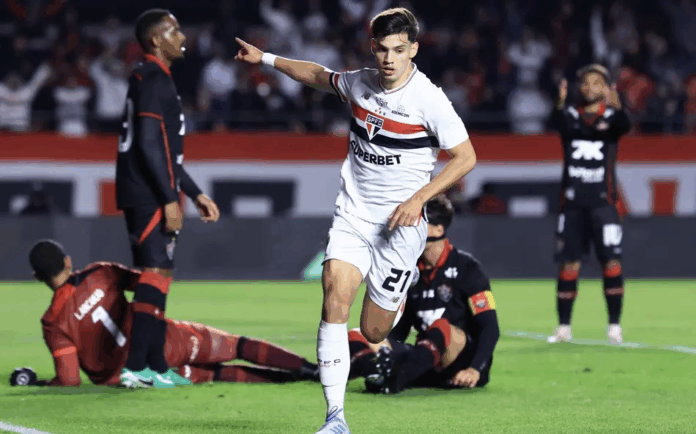 São Paulo conquista quinta vitória seguida e se recupera no Brasileirão