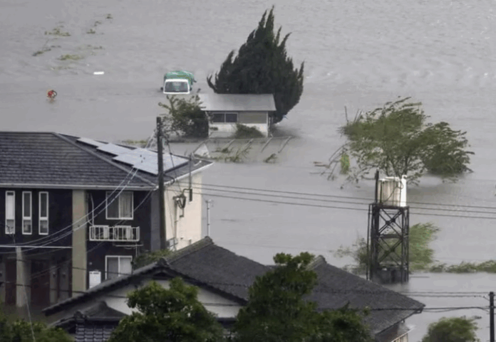Inundações no Japão forçam evacuação de 60 mil e deixam um desaparecido