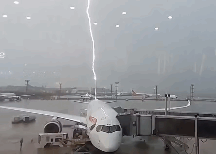 Avião da British Airways sofre impacto de raio no Aeroporto de Guarulhos