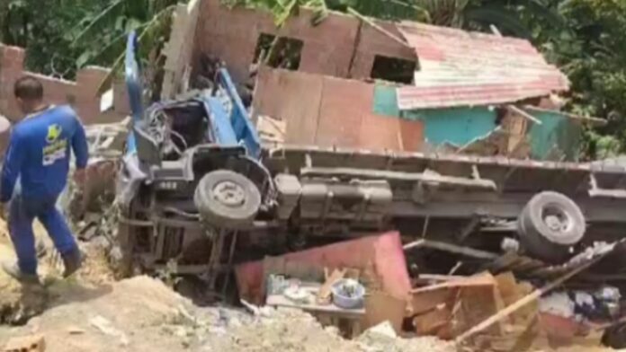 Notícias do Amazonas – Caminhão descontrolado colide com casa em Mauázinho, Manaus