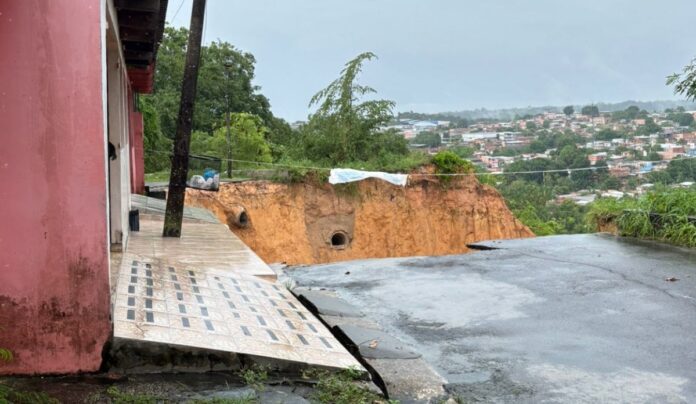 Notícias do Amazonas – Cratera se expande e coloca casas em risco na Zona Norte de Manaus
