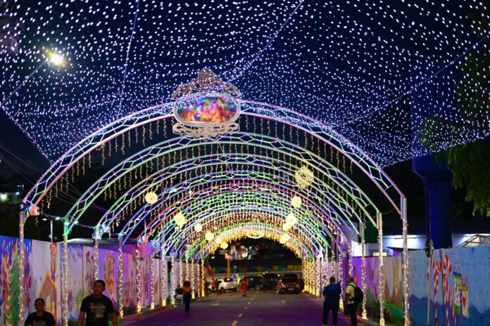 David Almeida inaugura corredor natalino da Semulsp